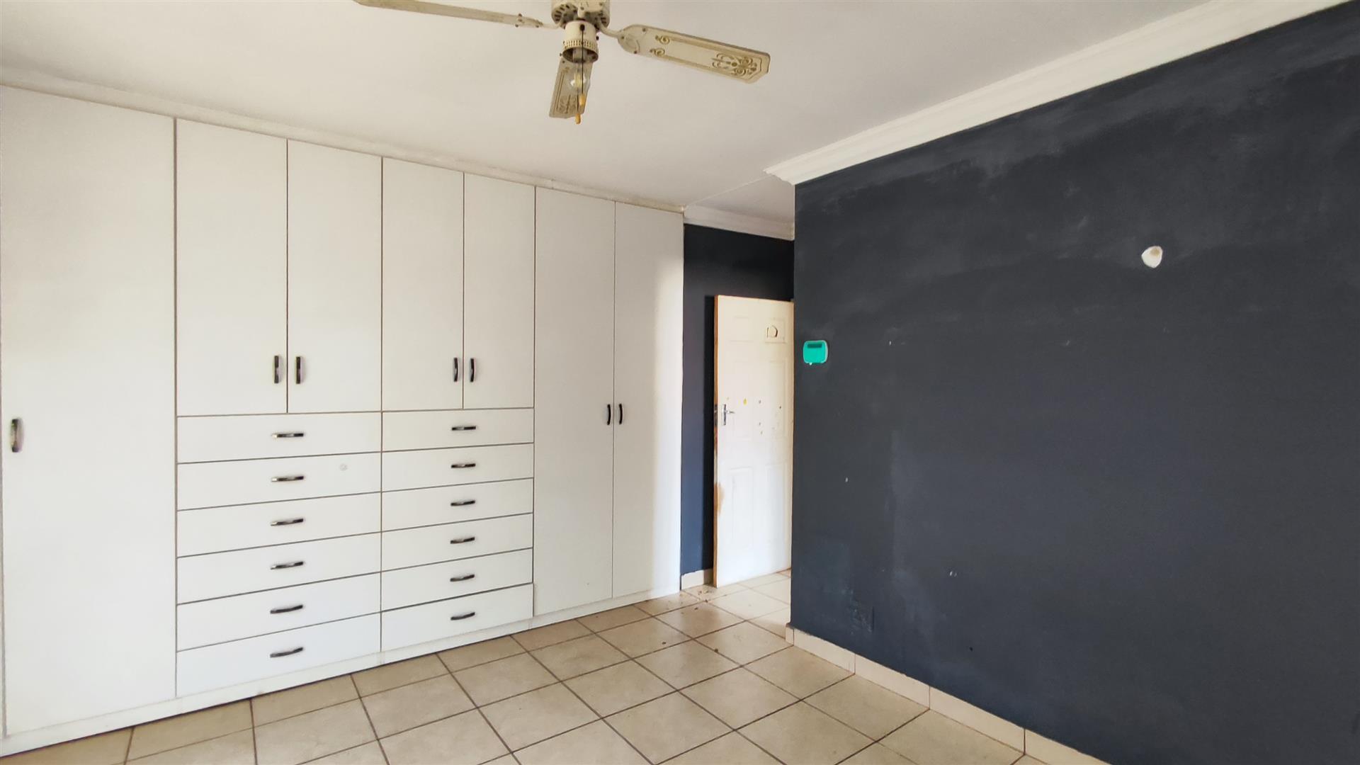 Main Bedroom - 25 square meters of property in Glen Marais