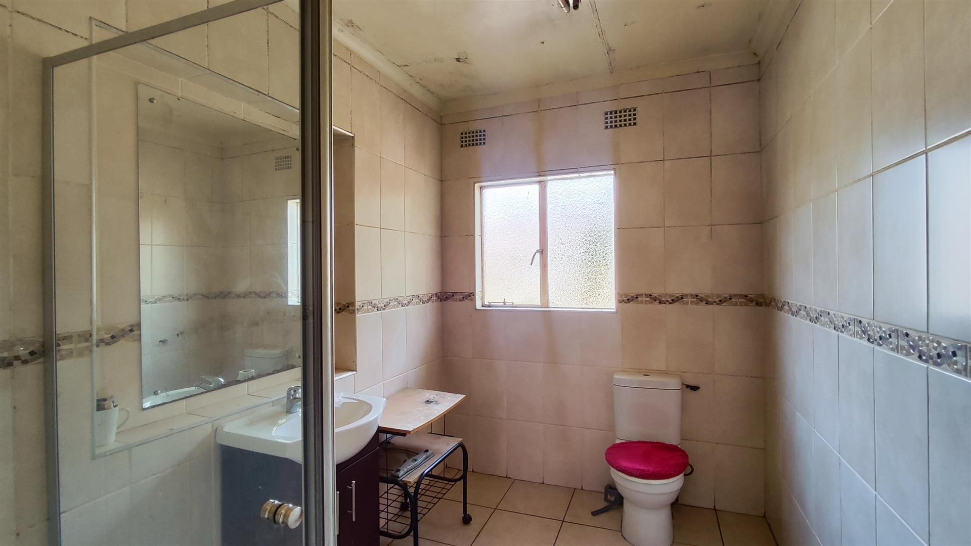 Main Bathroom - 8 square meters of property in Glen Marais