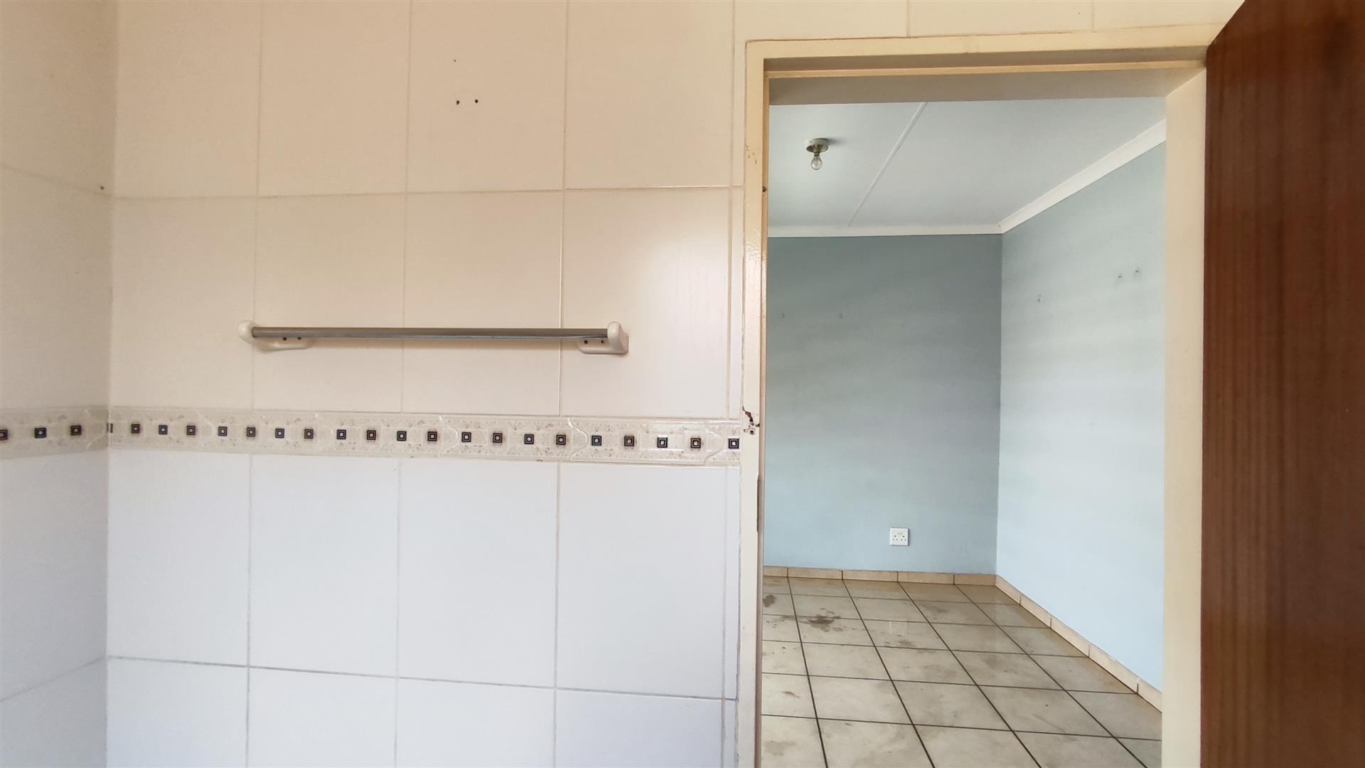 Bathroom 2 - 6 square meters of property in Glen Marais