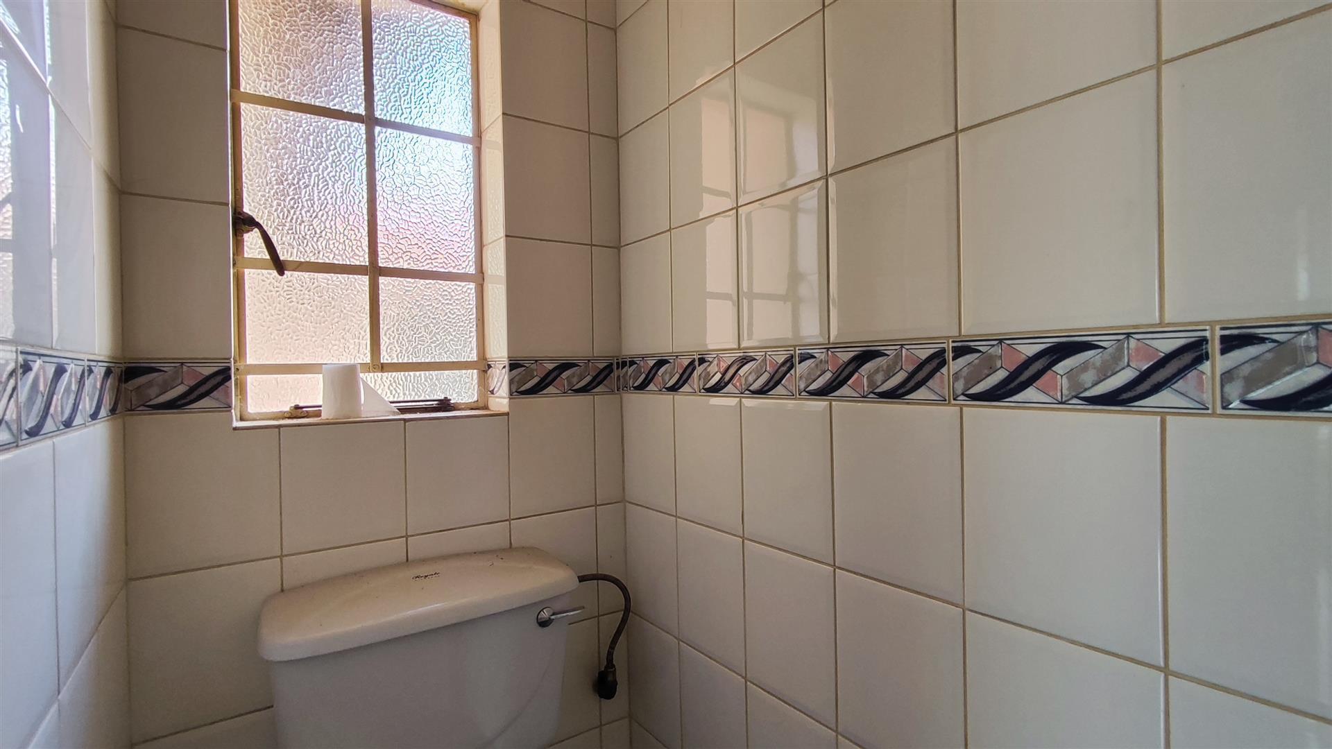 Guest Toilet - 2 square meters of property in Glen Marais