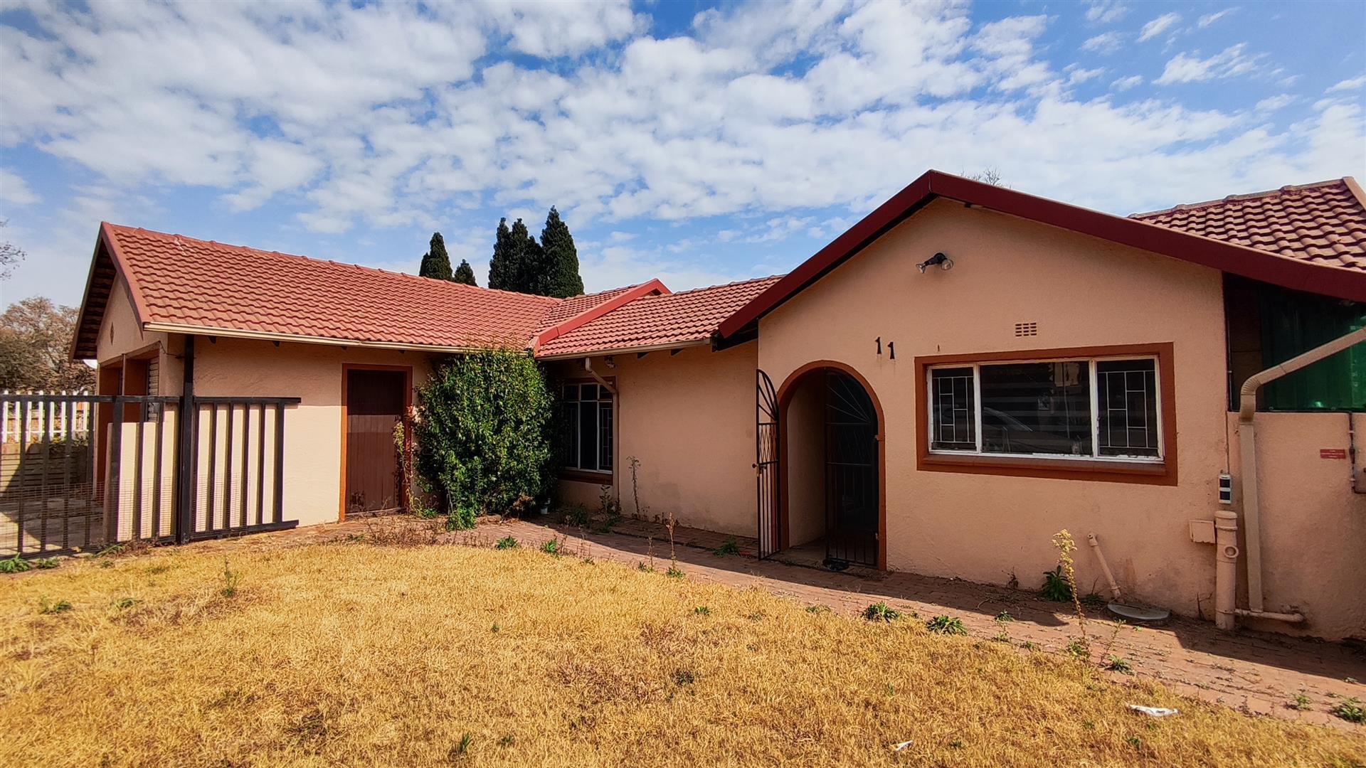 Front View of property in Glen Marais
