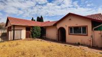 Front View of property in Glen Marais