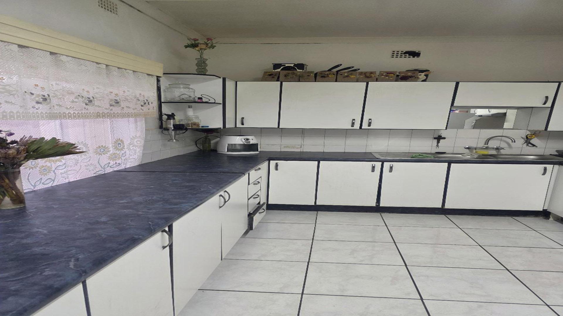 Kitchen of property in Geduld