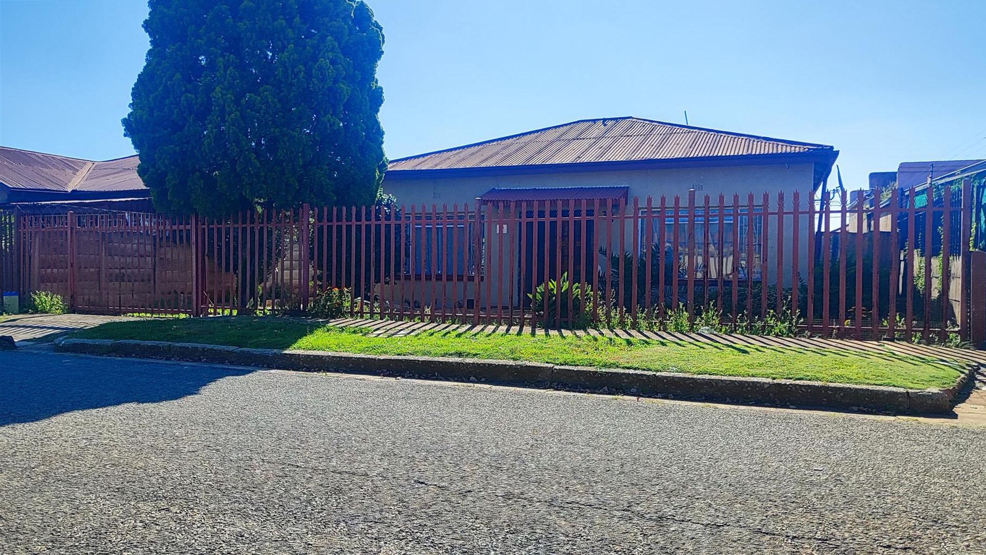 Front View of property in Geduld