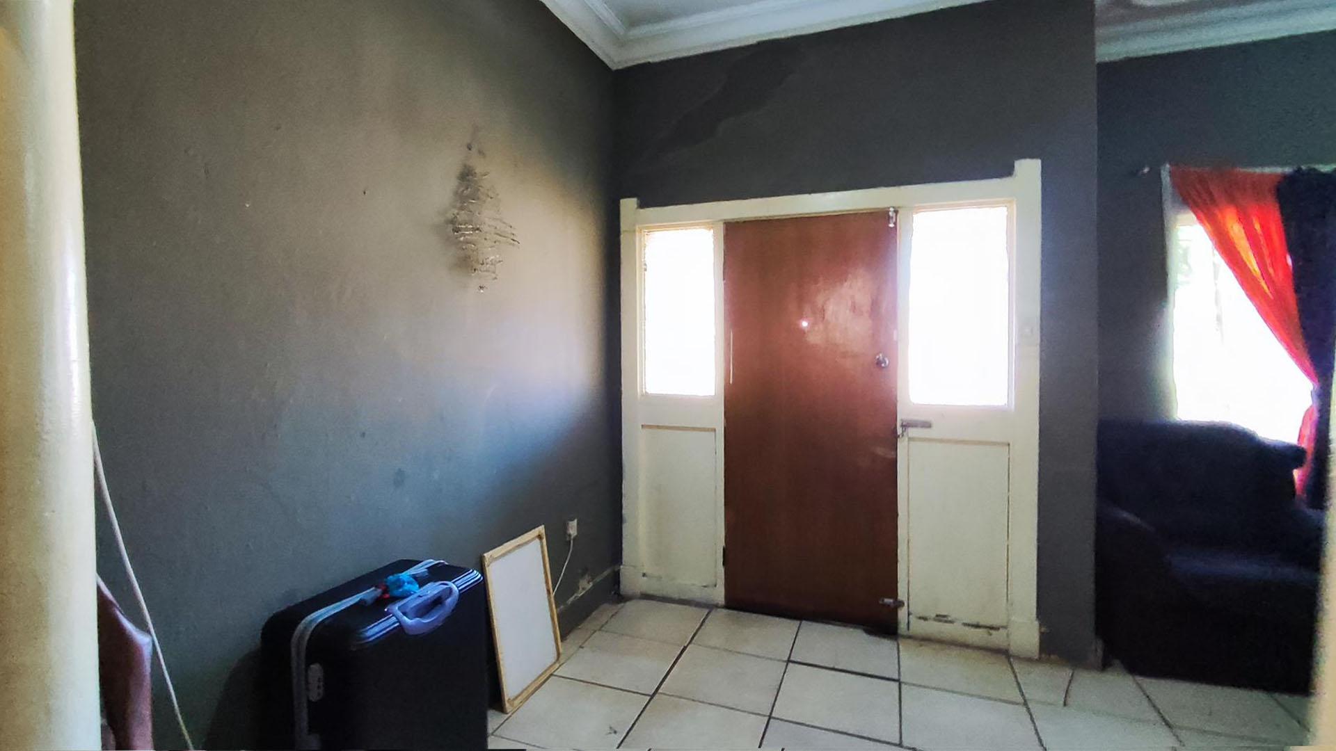 Lounges - 25 square meters of property in Geduld