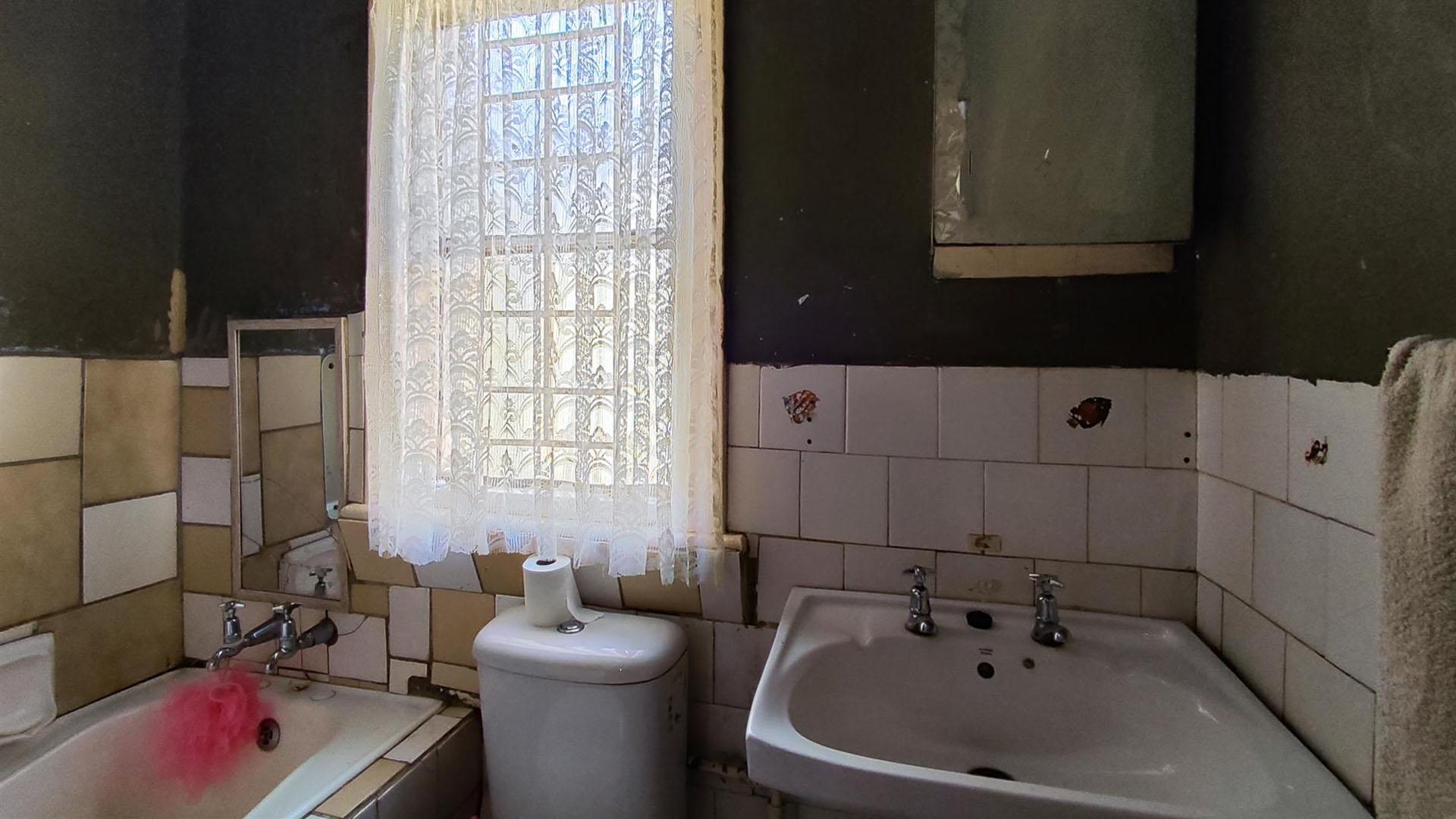 Bathroom 1 - 5 square meters of property in Geduld
