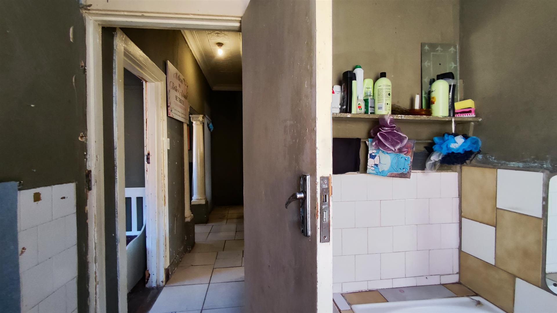 Bathroom 1 - 5 square meters of property in Geduld