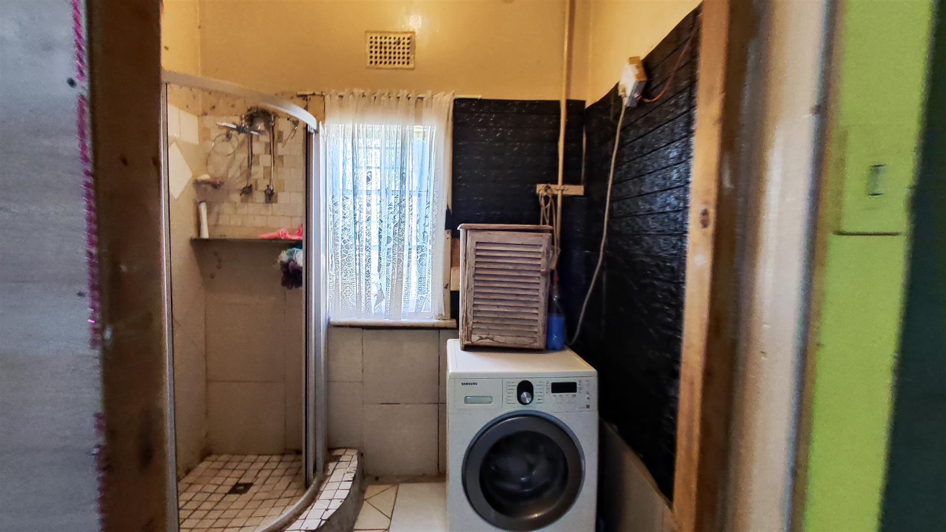 Bathroom 2 - 5 square meters of property in Geduld