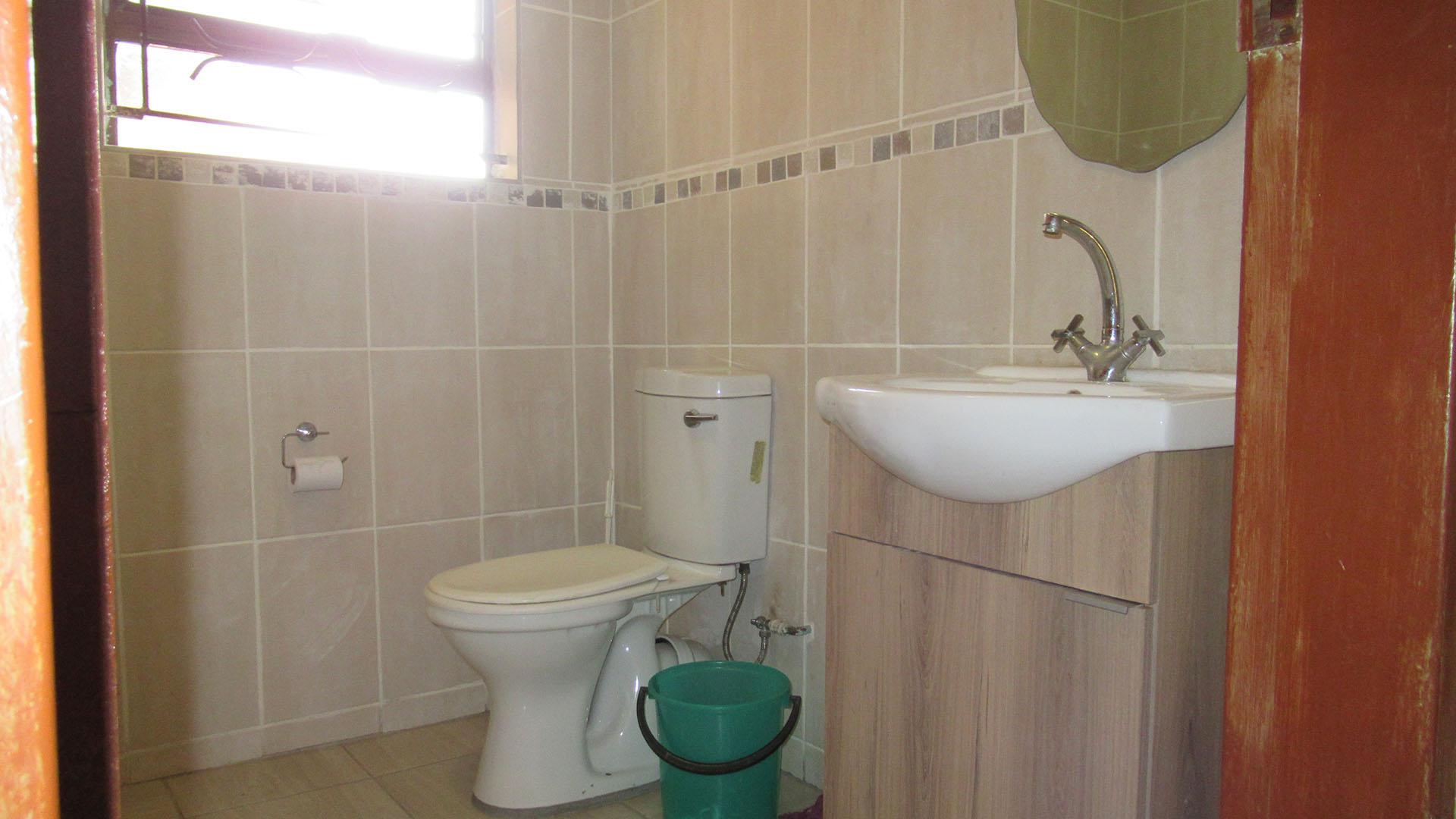 Bathroom 1 - 12 square meters of property in Bakerton