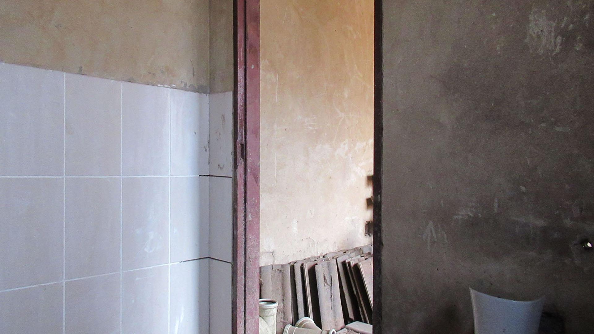 Bathroom 1 - 12 square meters of property in Bakerton