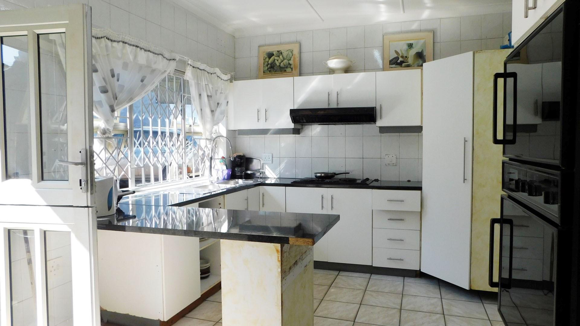 Kitchen - 35 square meters of property in Durban North 