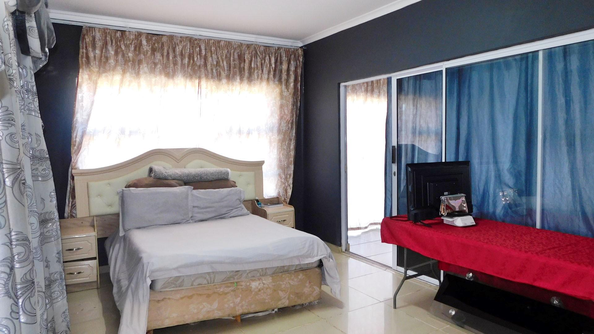Bed Room 4 - 21 square meters of property in Durban North 