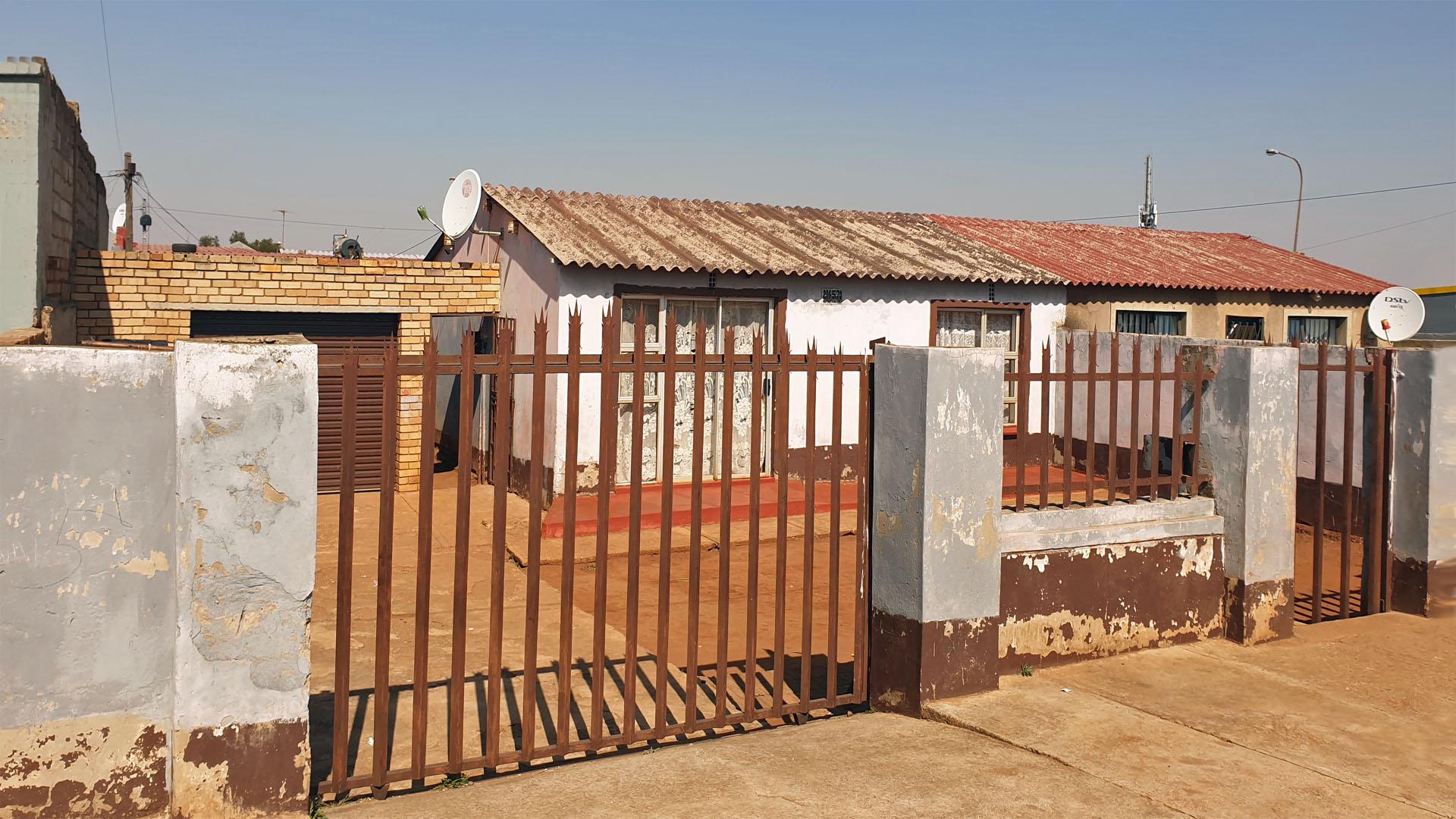 Front View of property in Dobsonville