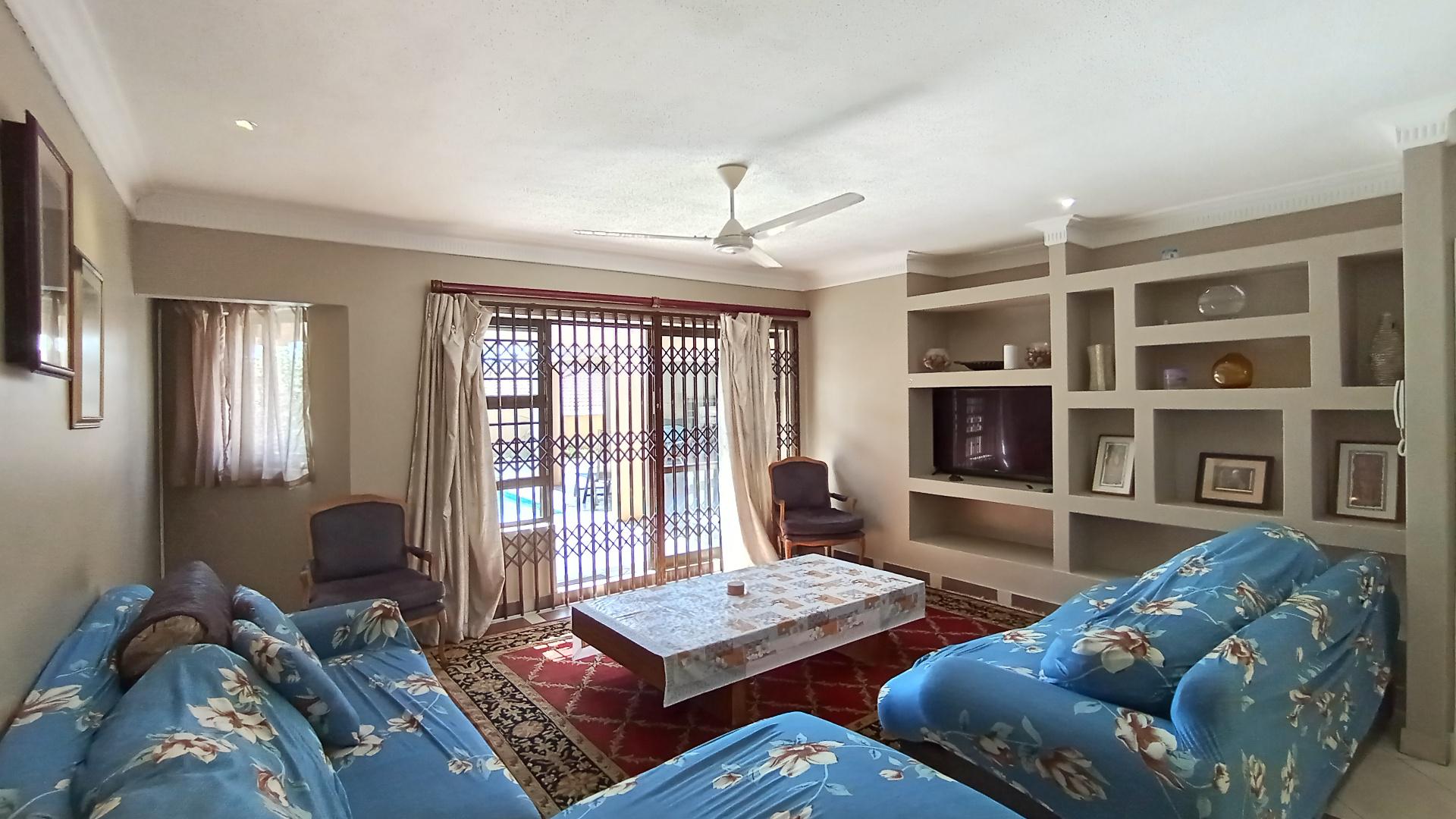 Lounges - 56 square meters of property in Prestondale