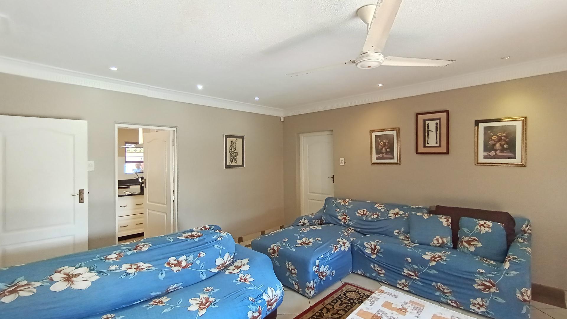 Lounges - 56 square meters of property in Prestondale