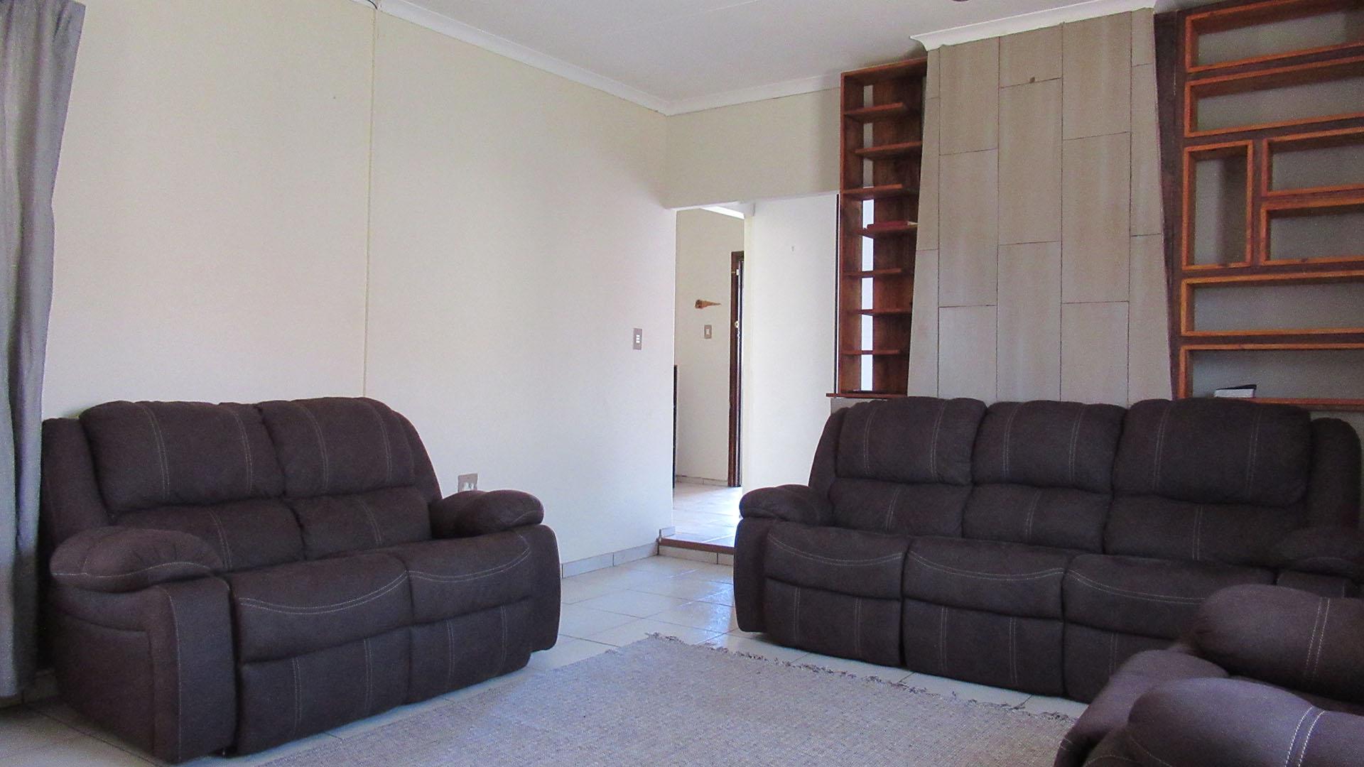 Lounges - 27 square meters of property in Ferryvale