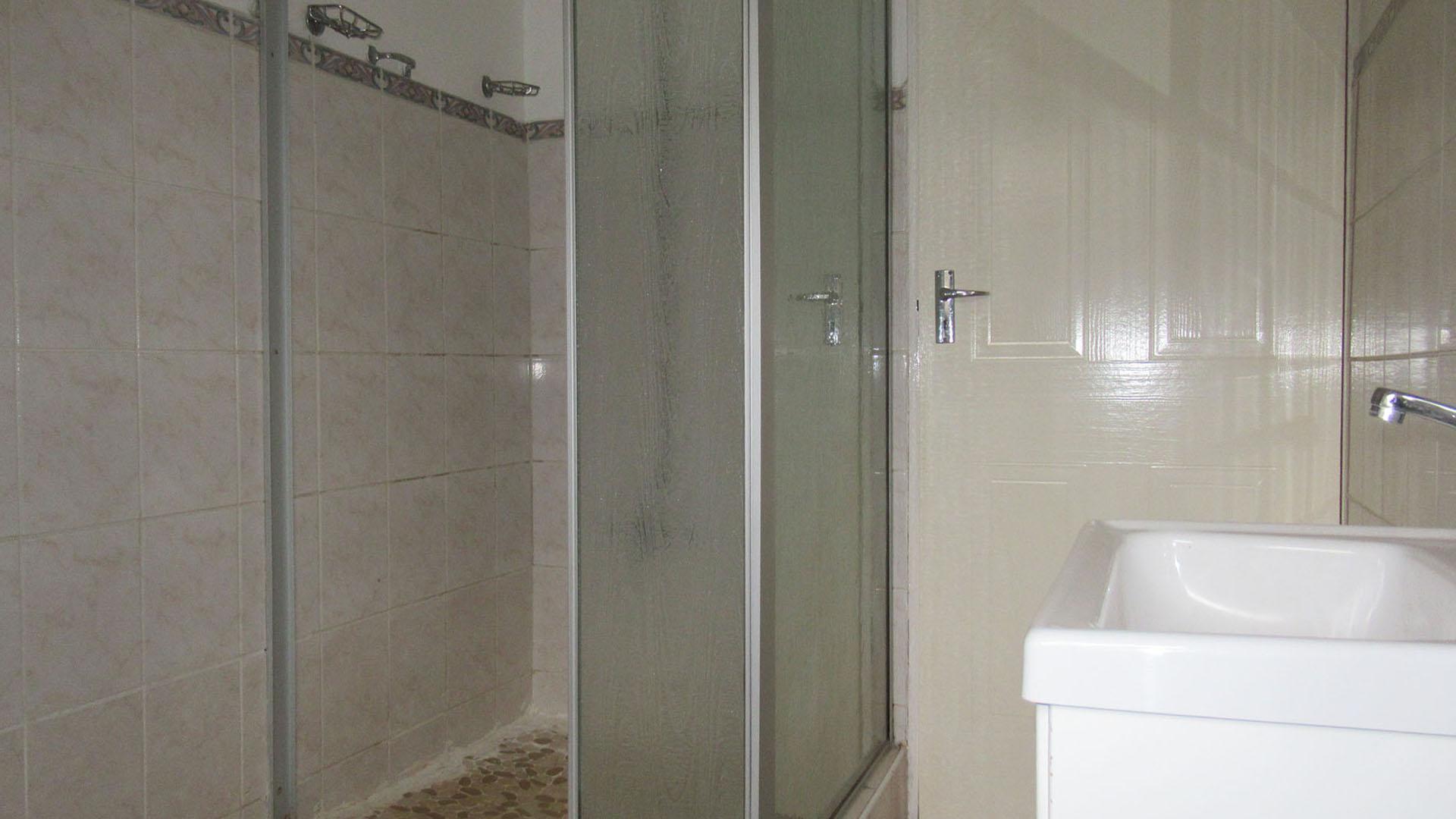 Bathroom 1 - 6 square meters of property in Little Falls