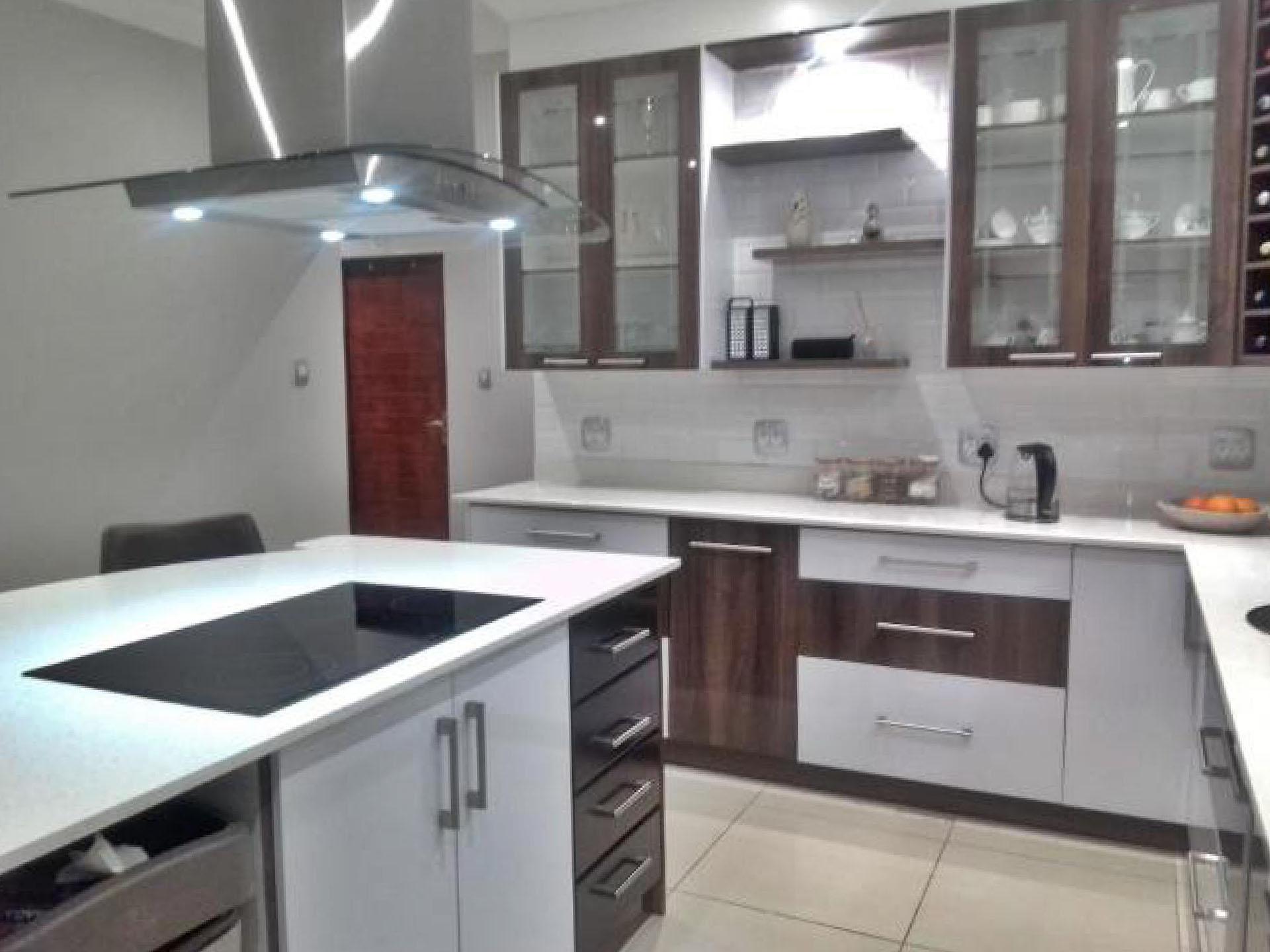 Kitchen of property in Shellyvale