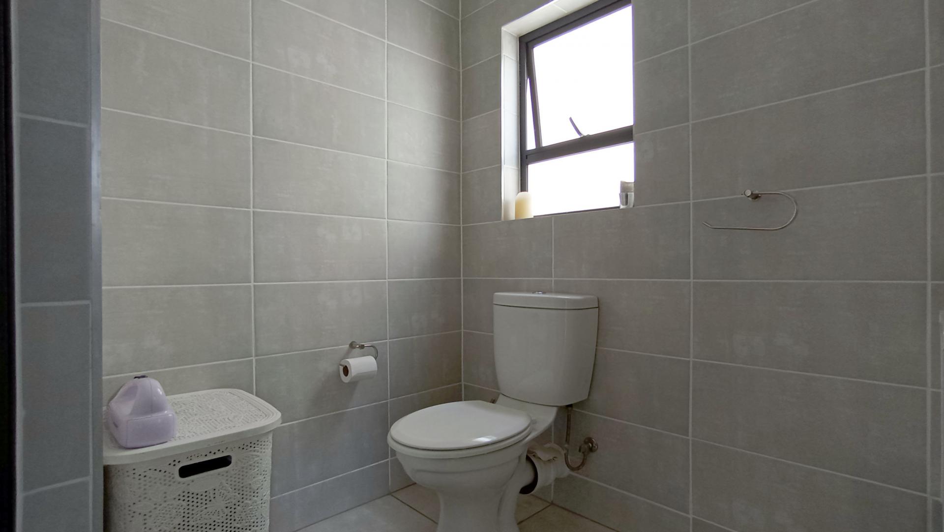 Main Bathroom - 6 square meters of property in Crowthorne AH