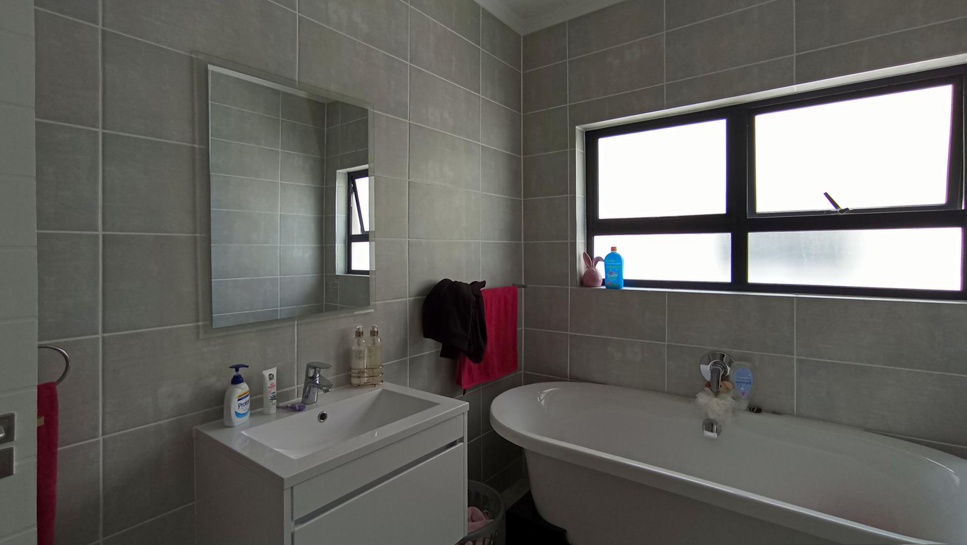 Bathroom 1 - 6 square meters of property in Crowthorne AH