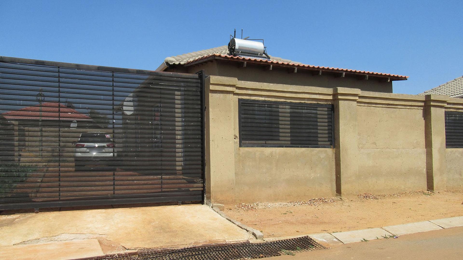 Front View of property in Lehae