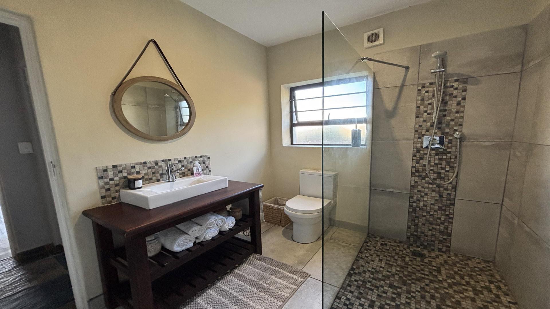 Bathroom 1 of property in Humewood 