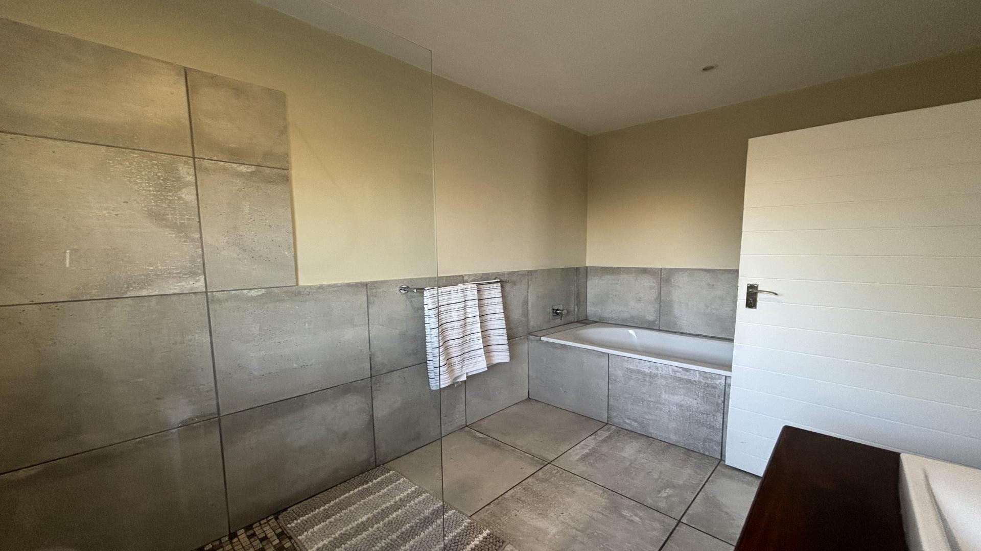 Bathroom 1 of property in Humewood 