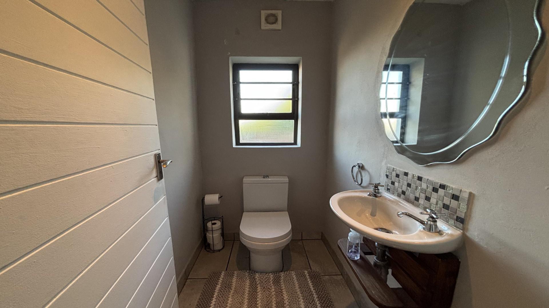 Bathroom 2 of property in Humewood 