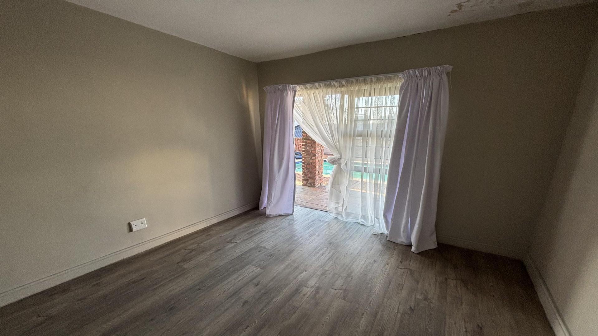 Bed Room 1 of property in Humewood 