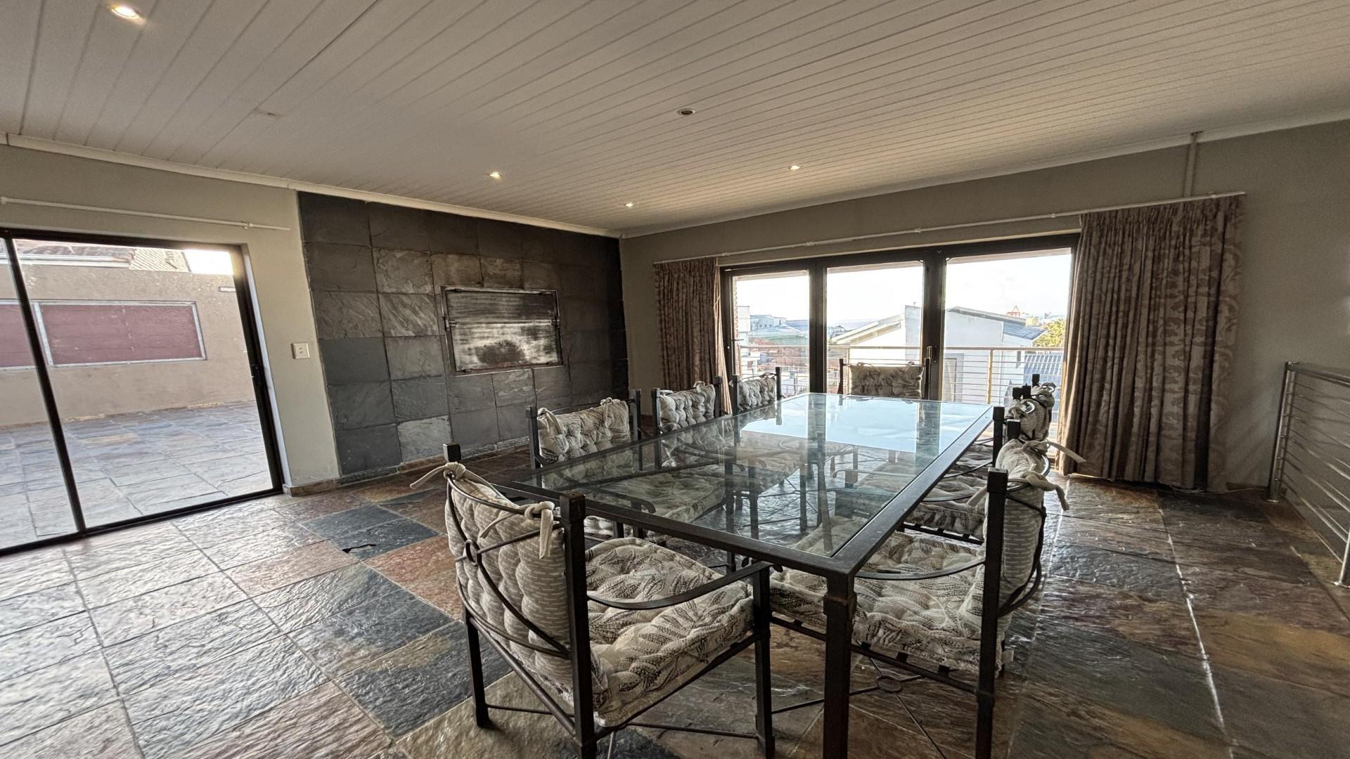 Dining Room of property in Humewood 
