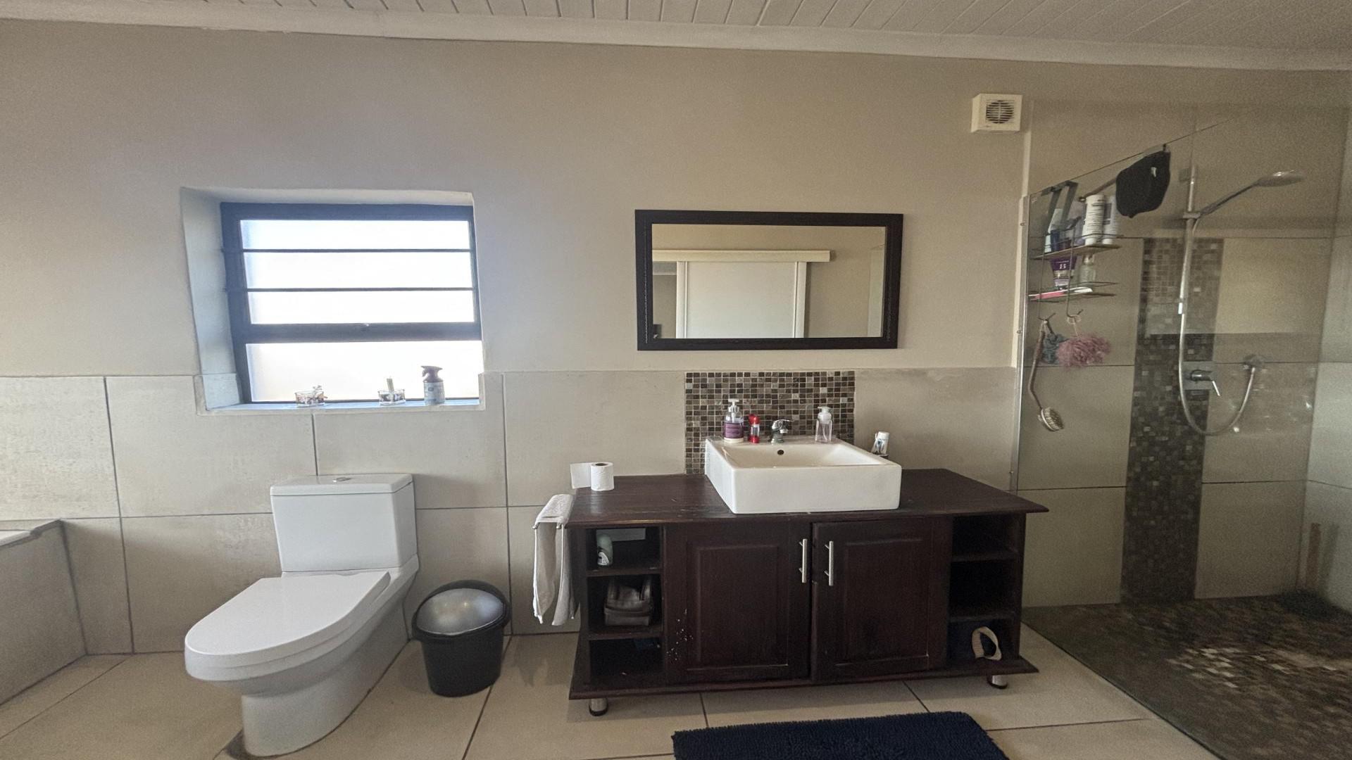 Bathroom 3+ of property in Humewood 