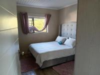 Bed Room 1 of property in Humewood 
