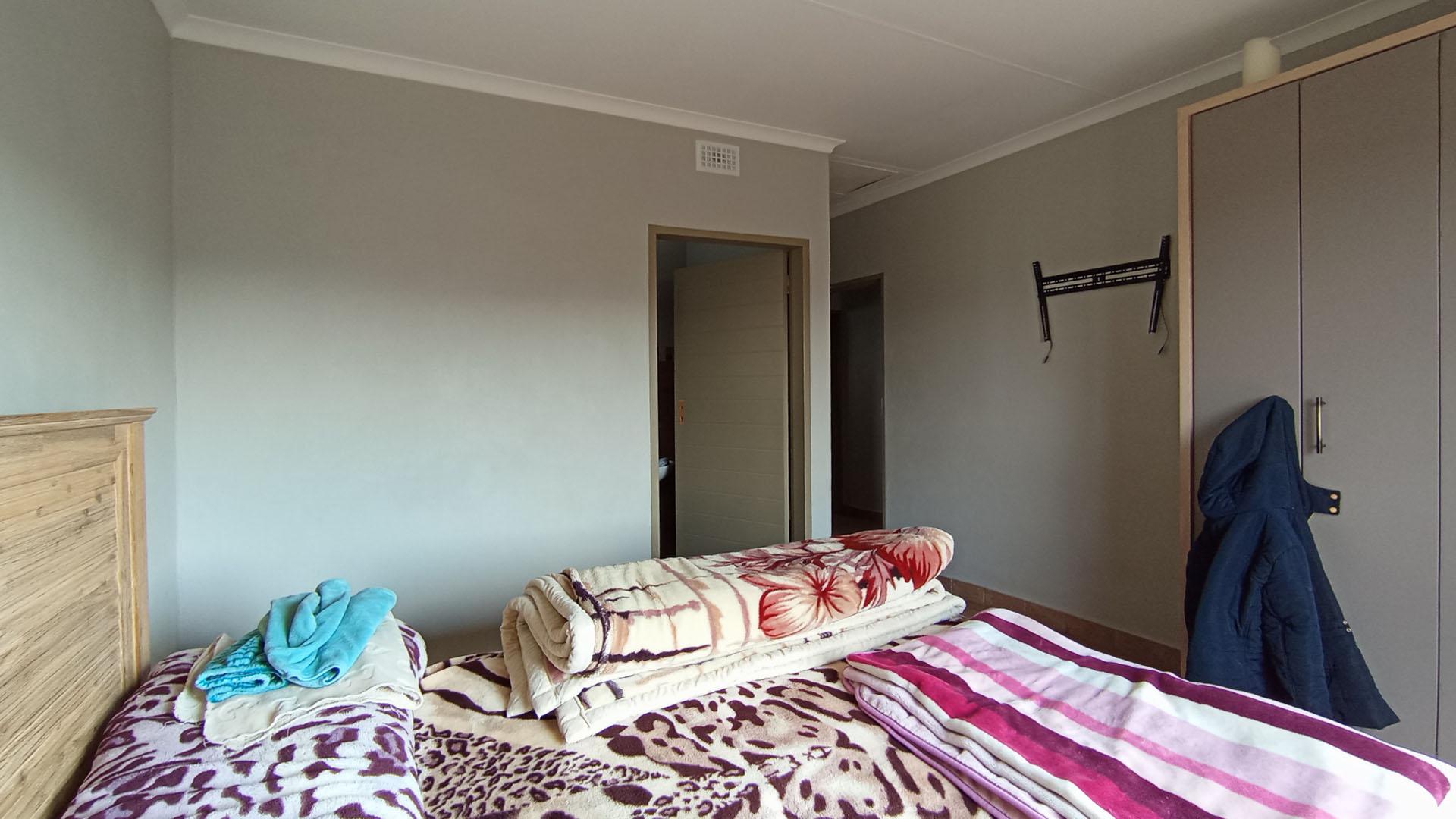 Main Bedroom - 17 square meters of property in Andeon