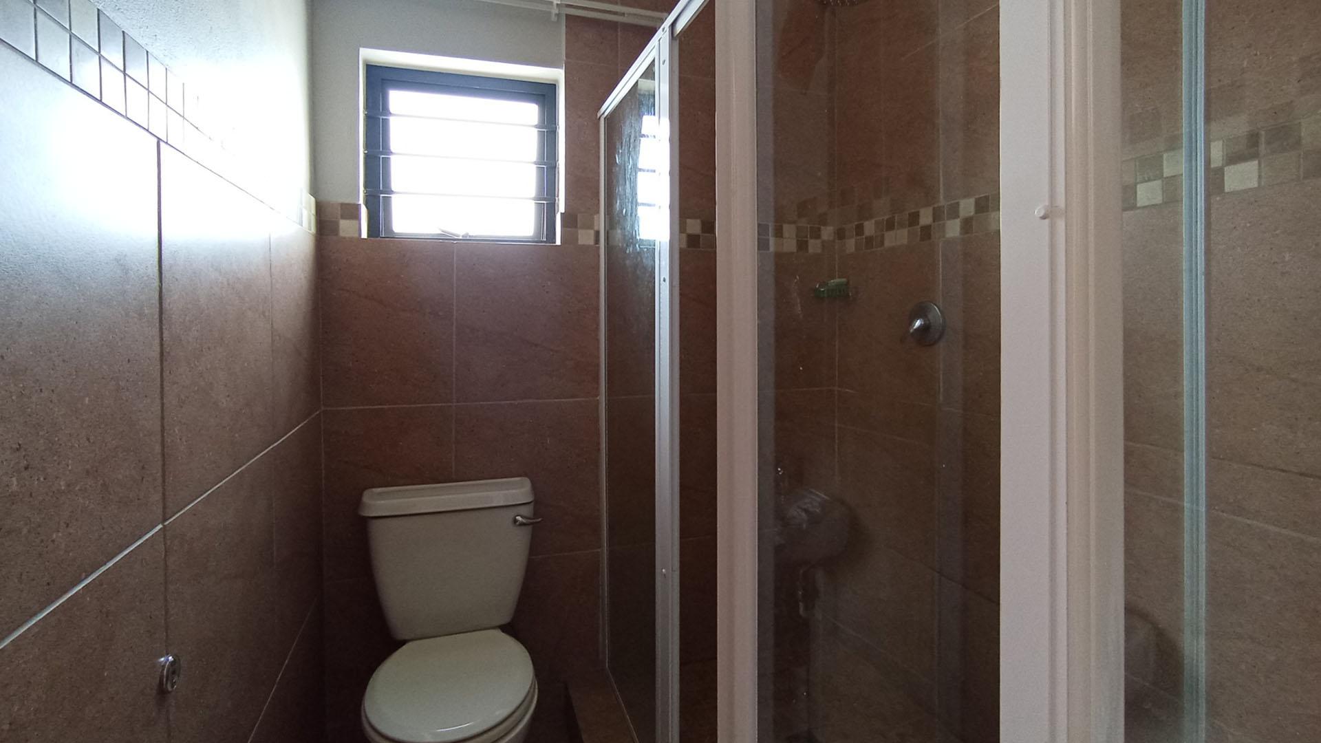 Main Bathroom - 5 square meters of property in Andeon