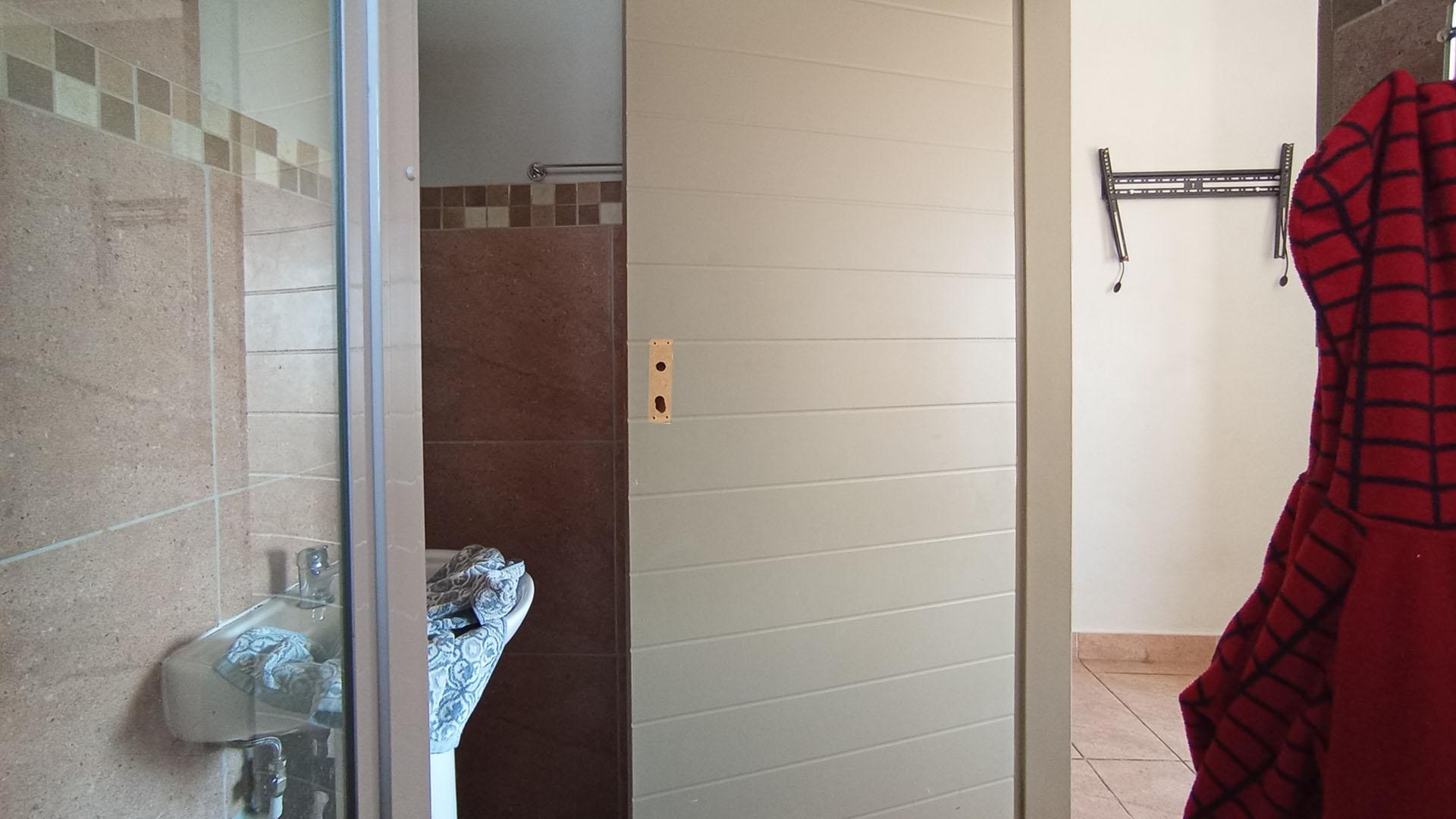 Main Bathroom - 5 square meters of property in Andeon