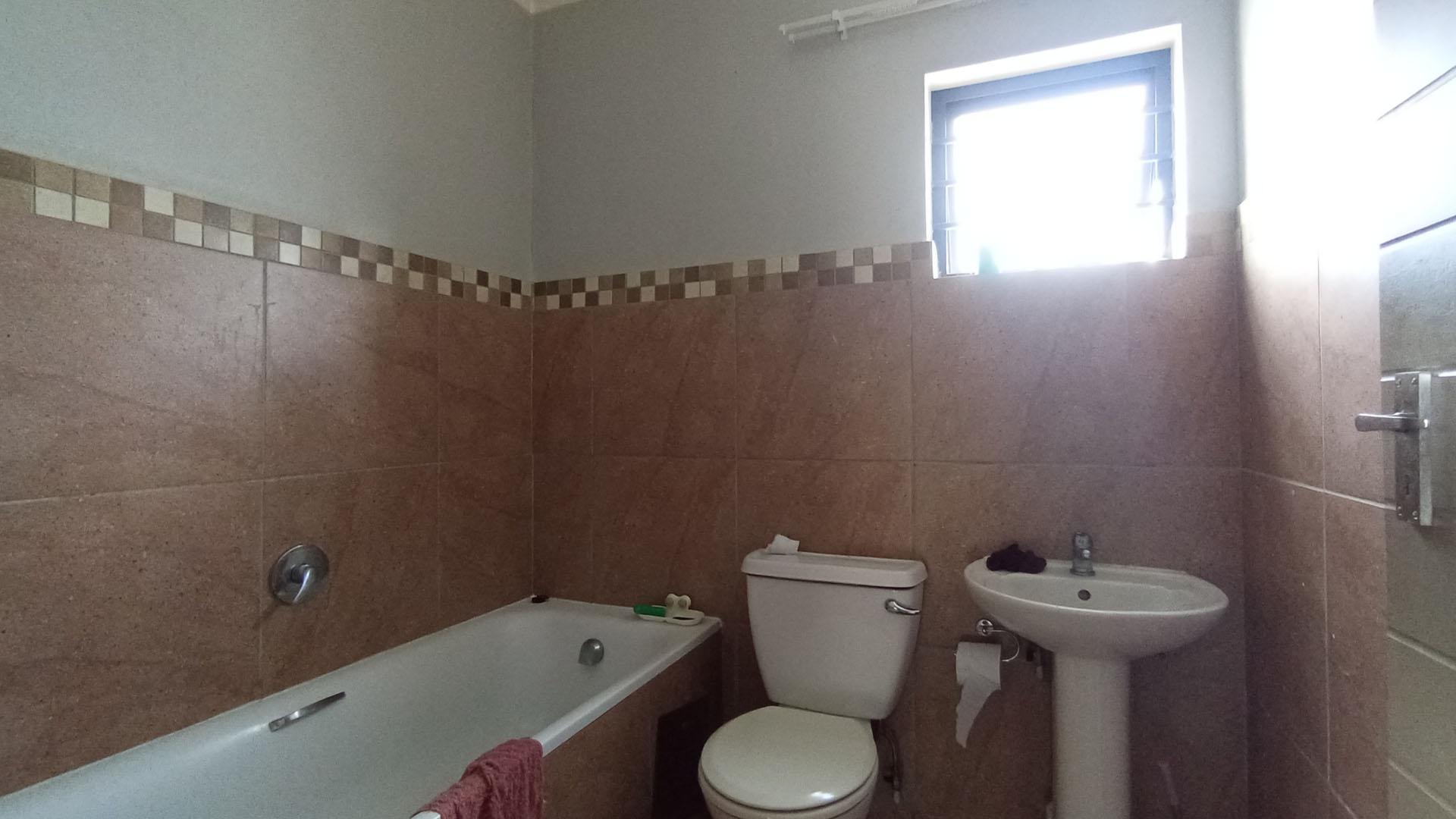 Bathroom 1 - 5 square meters of property in Andeon