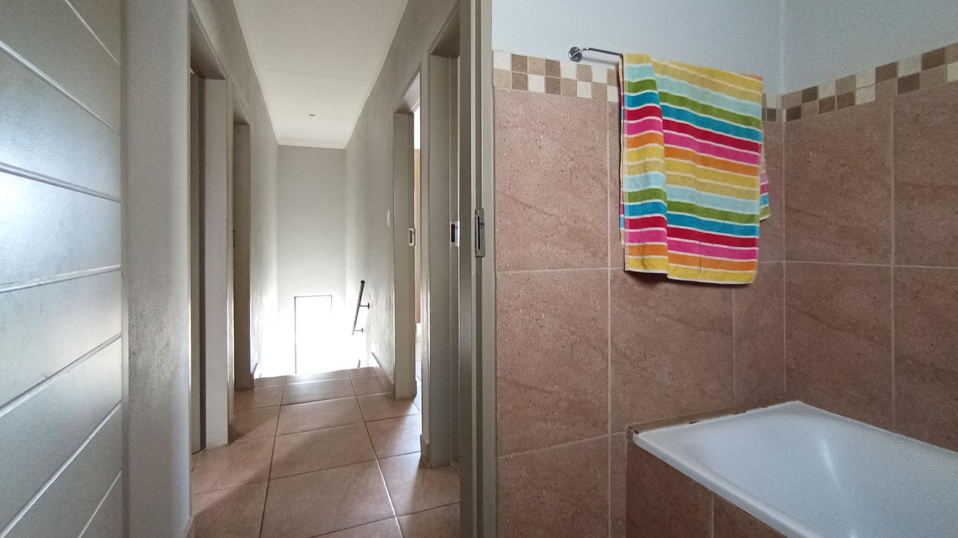 Bathroom 1 - 5 square meters of property in Andeon