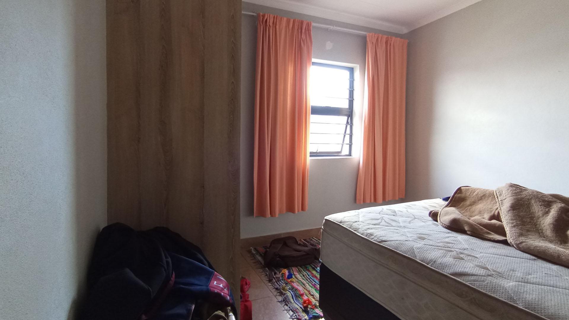 Bed Room 1 - 12 square meters of property in Andeon