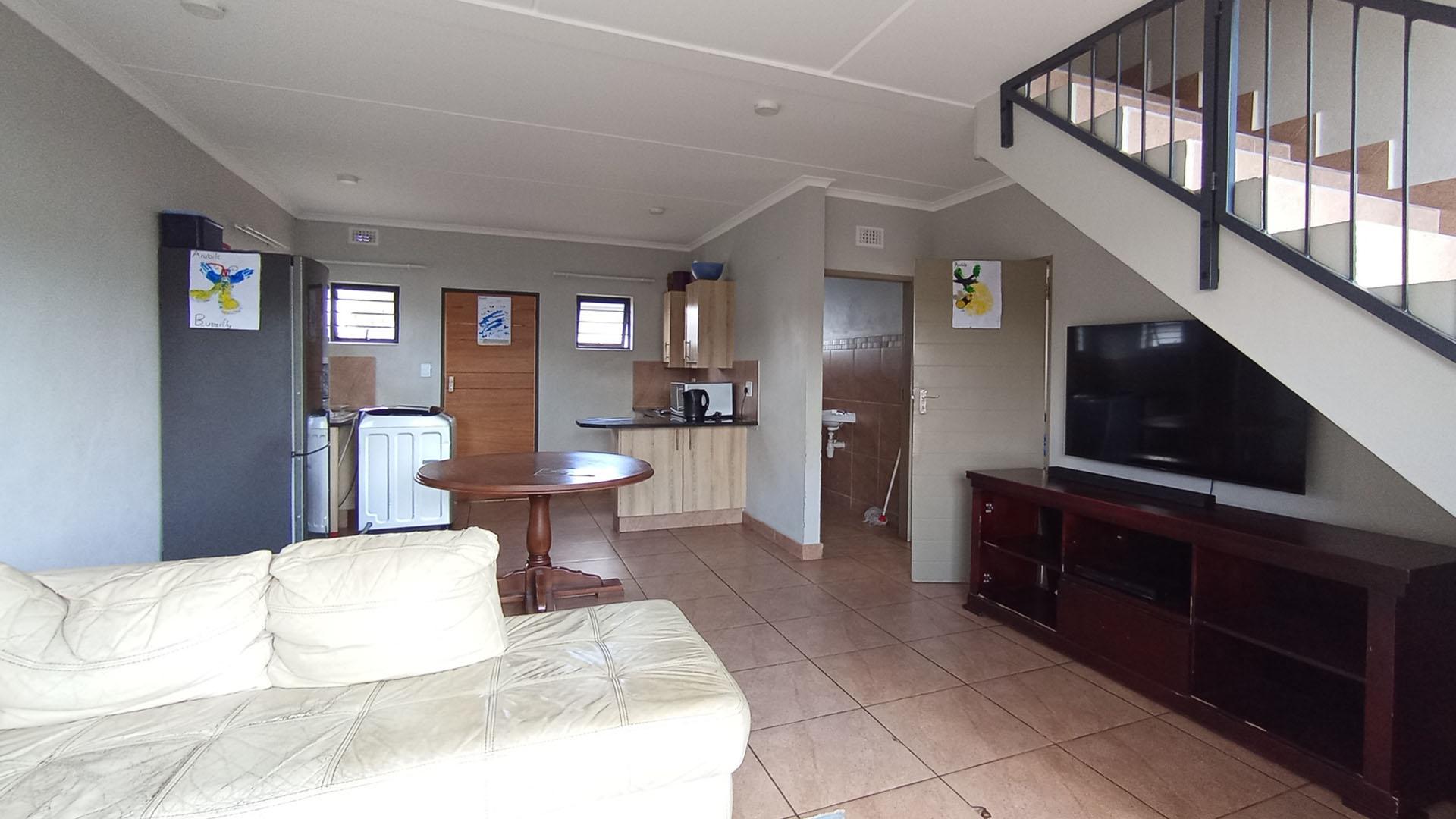 Lounges - 21 square meters of property in Andeon