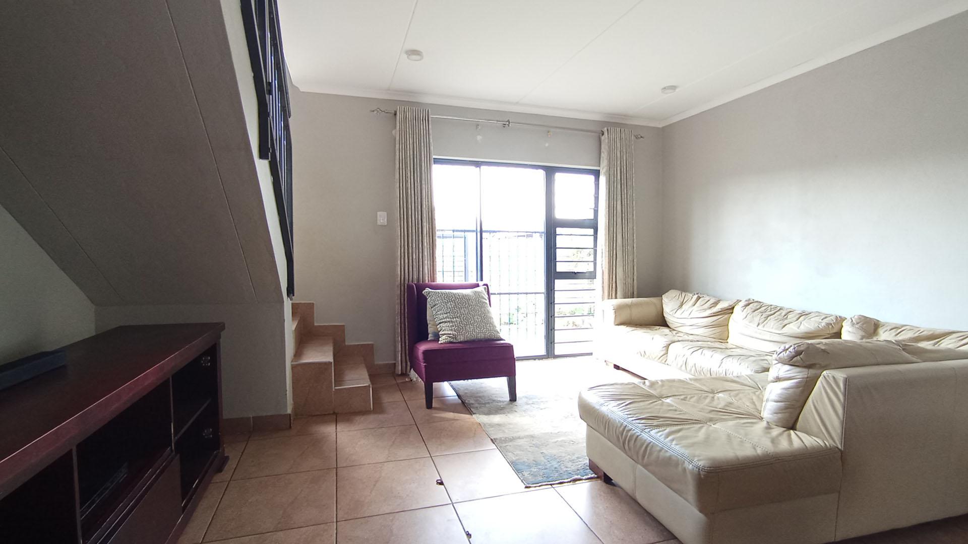 Lounges - 21 square meters of property in Andeon