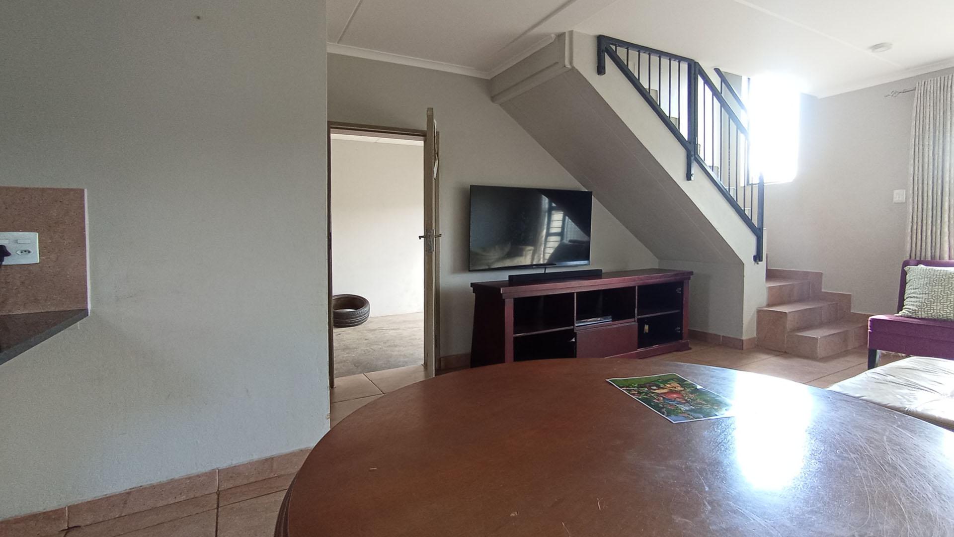 Lounges - 21 square meters of property in Andeon