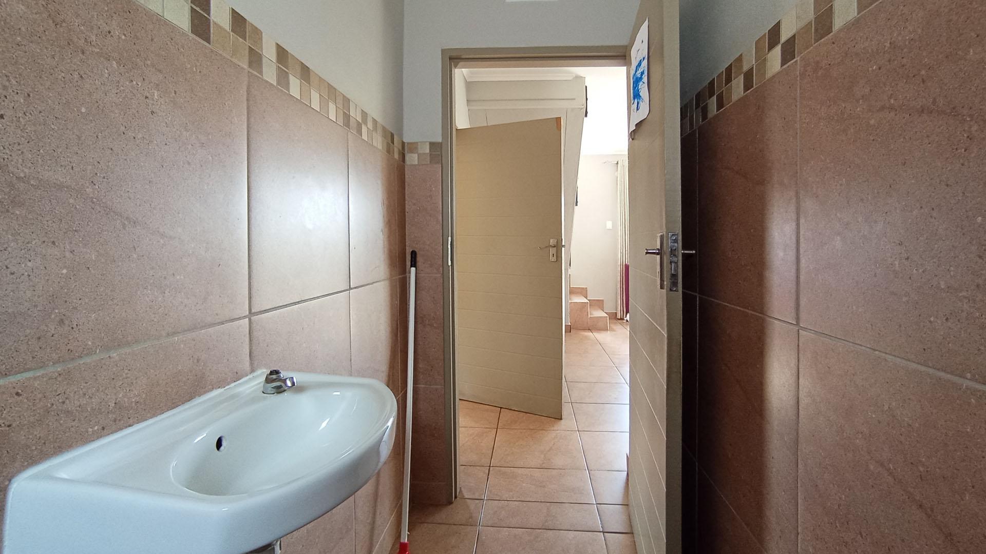 Guest Toilet - 4 square meters of property in Andeon