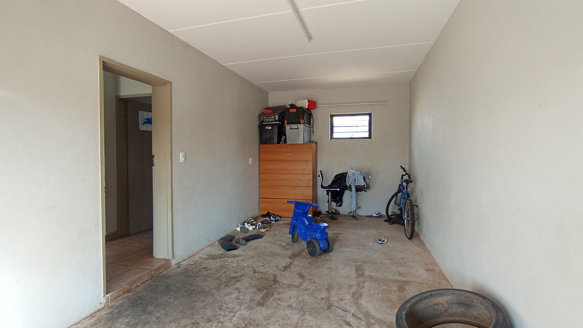 Garage - 23 square meters of property in Andeon