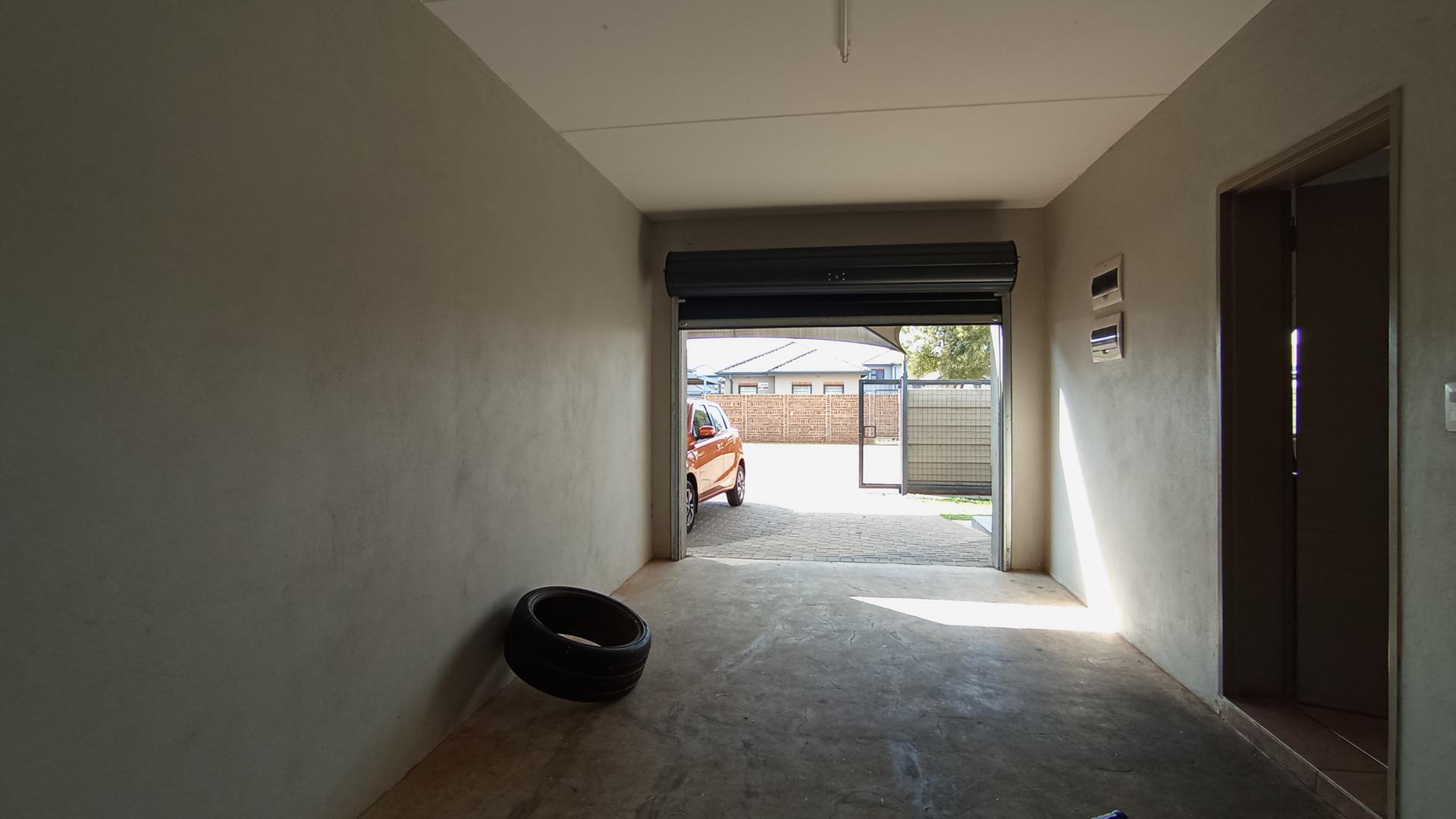 Garage - 23 square meters of property in Andeon