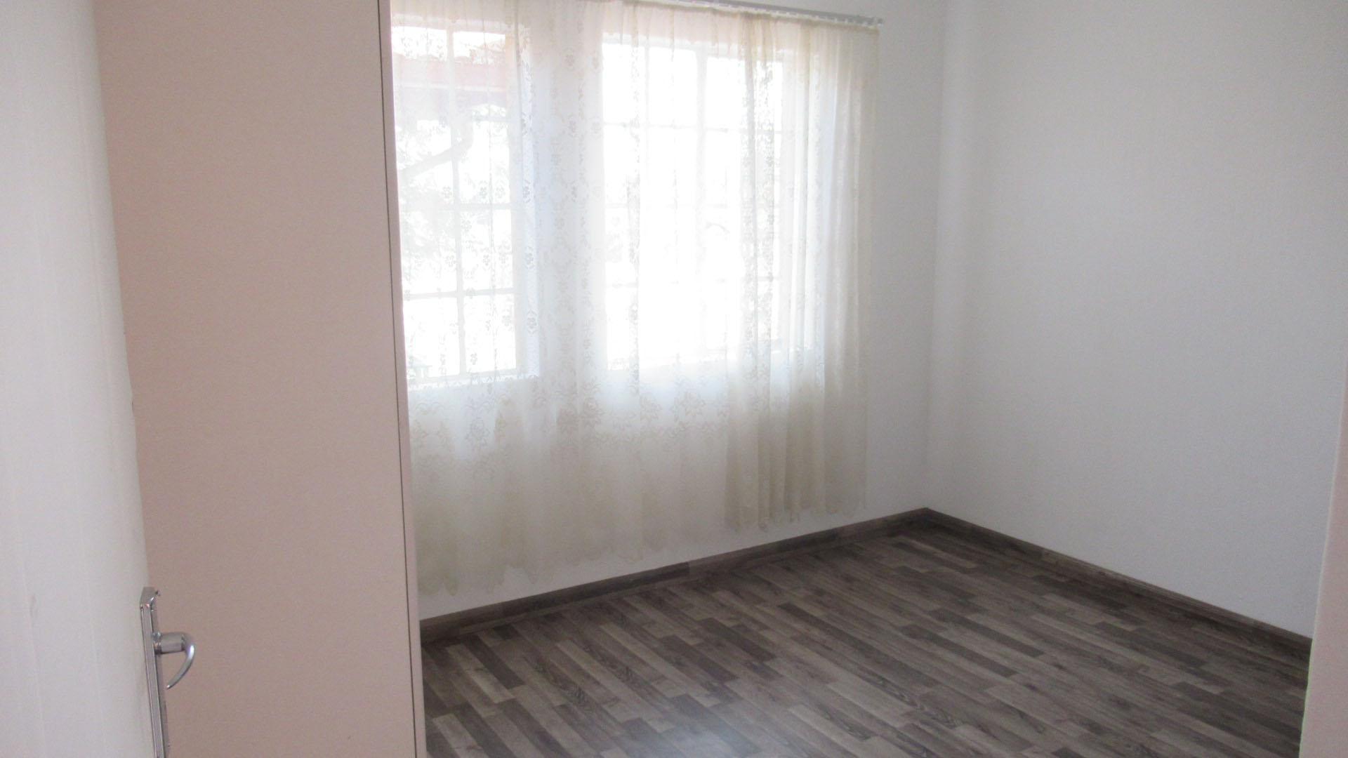 Bed Room 1 - 11 square meters of property in Bezuidenhout Valley