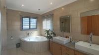 Main Bathroom - 13 square meters of property in Goedeburg