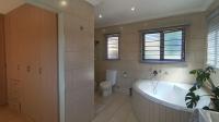 Main Bathroom - 13 square meters of property in Goedeburg