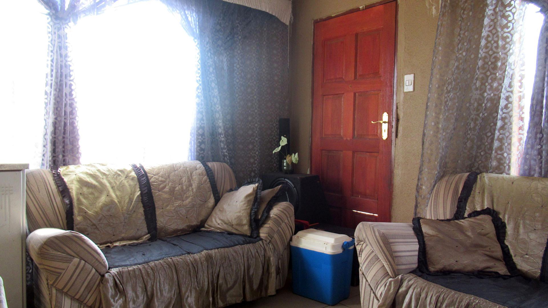 Lounges - 16 square meters of property in Mohlakeng