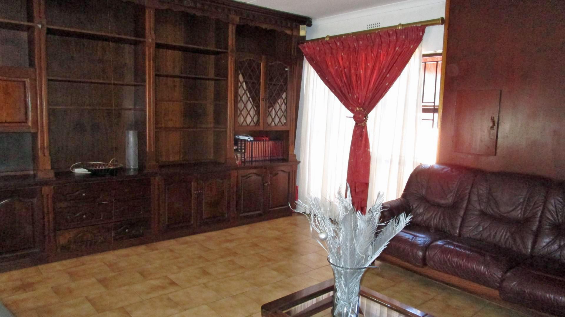 Lounges - 50 square meters of property in Vanderbijlpark