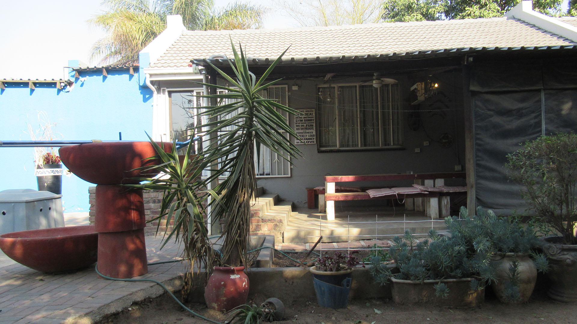 Backyard of property in Bloubosrand